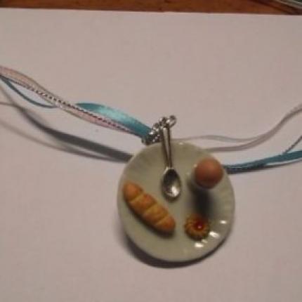 Collier organza assiette d’œuf-pain-biscuit