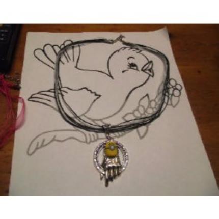Collier breloque main argenté avec 1 figurine moi moche en fimo Nouveau