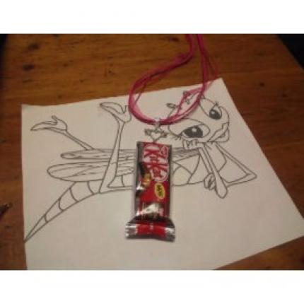 Collier organza fuchsia kitkat fimo avec sont papier entier de 7 cm de long et 3 cm d- fait avec le papier du vrai chocolat-peti
