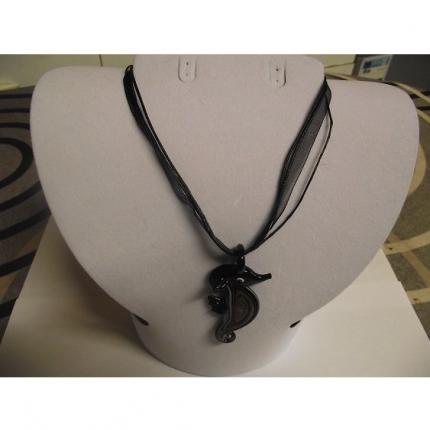 Collier-Murano-hippocampe-noir